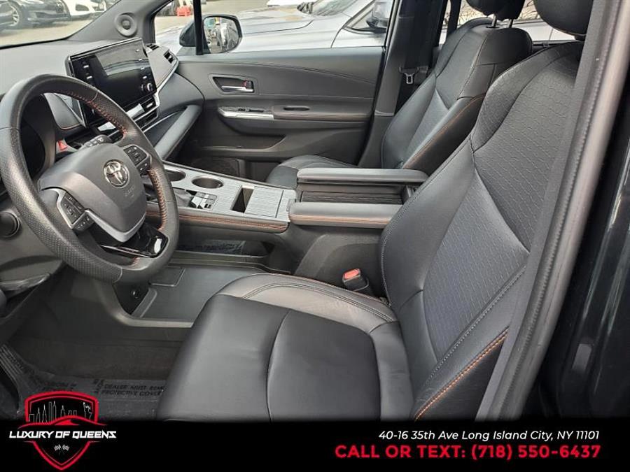 2022 Toyota Sienna XSE AWD 7-Passenger Natl photo