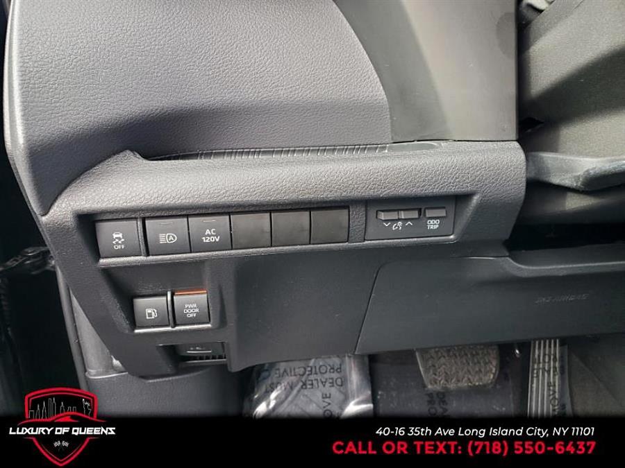 2022 Toyota Sienna XSE AWD 7-Passenger Natl photo