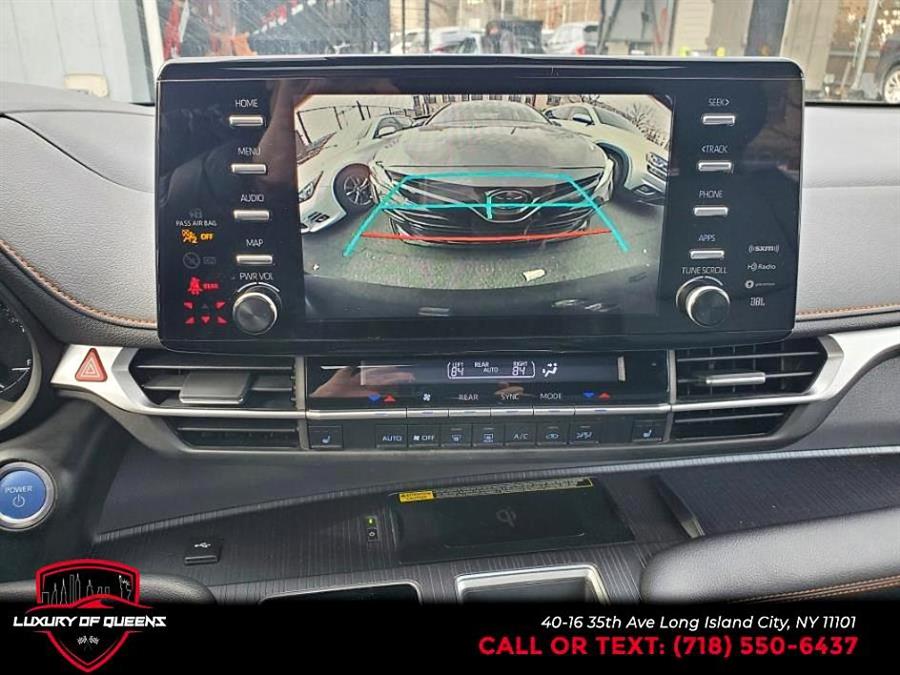 2022 Toyota Sienna XSE AWD 7-Passenger Natl photo