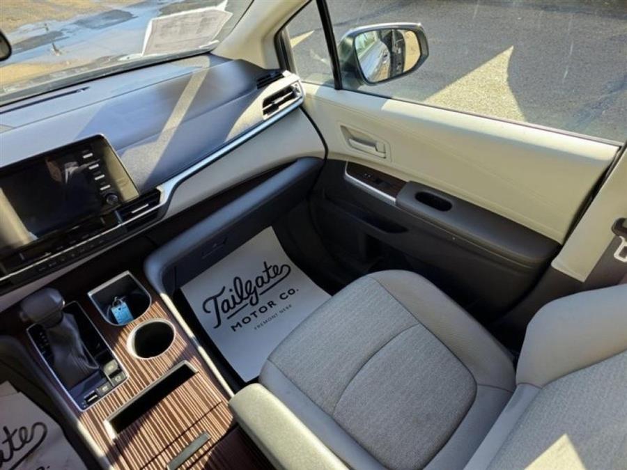 2023 Toyota Sienna LE photo