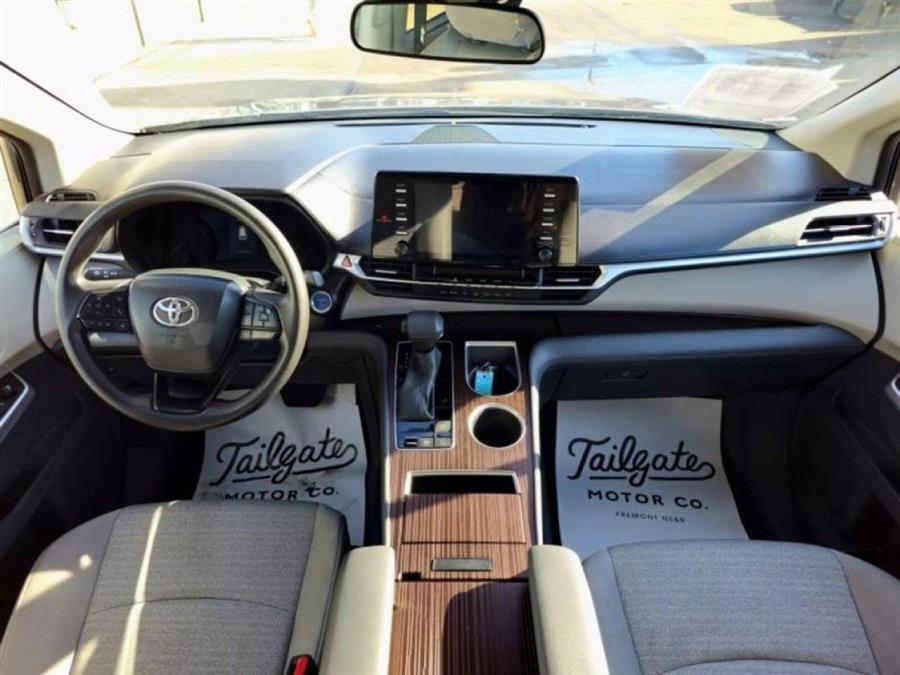 2023 Toyota Sienna LE photo