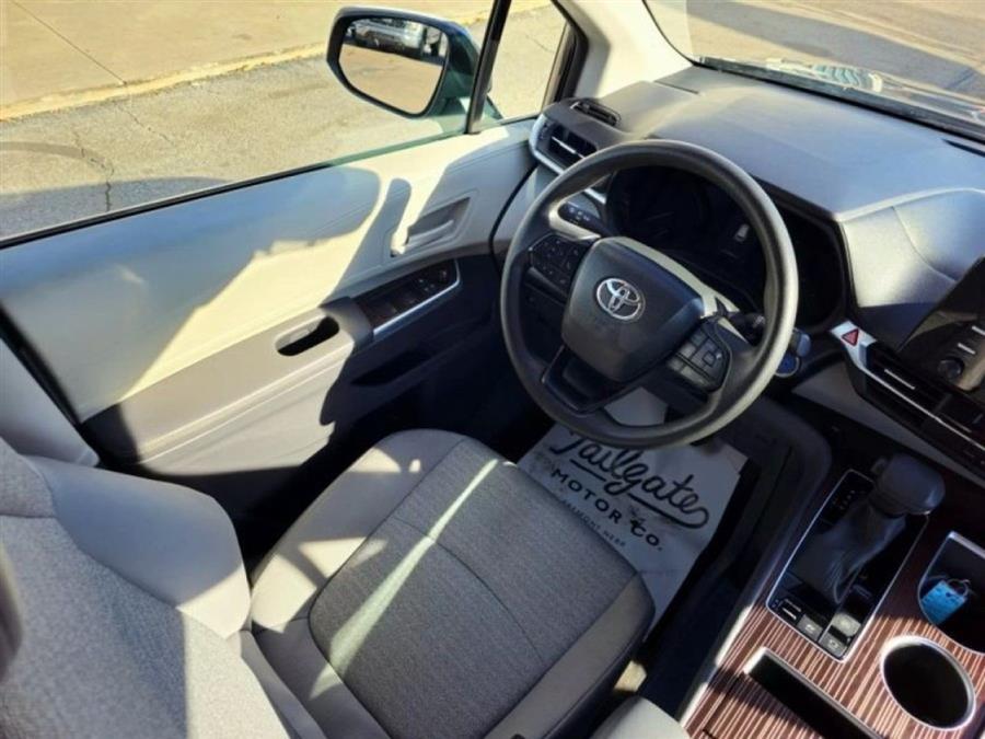 2023 Toyota Sienna LE photo