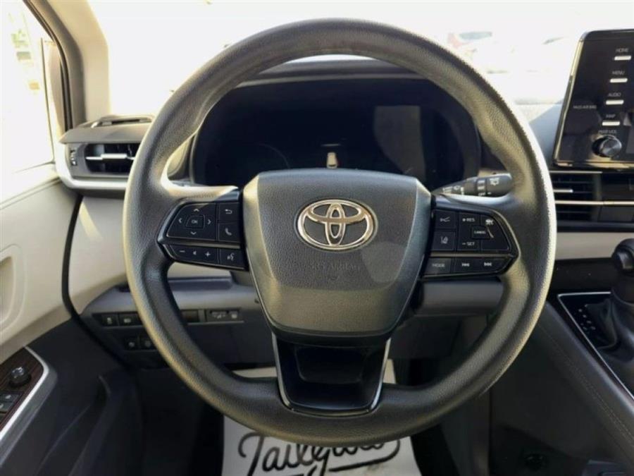 2023 Toyota Sienna LE photo
