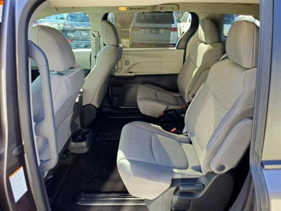 2023 Toyota Sienna LE photo
