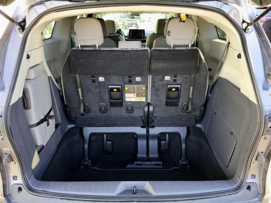 2023 Toyota Sienna LE photo