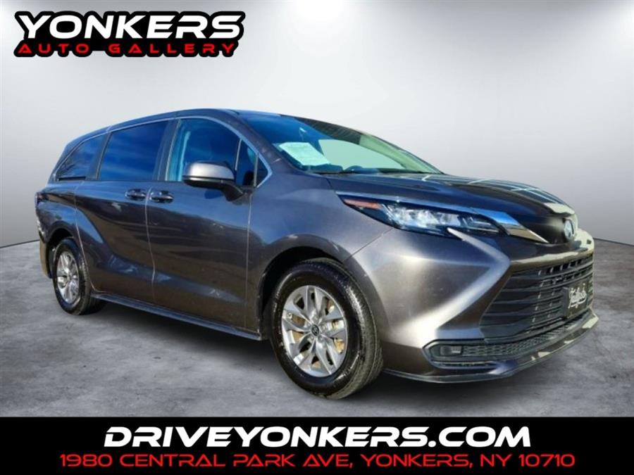 2023 Toyota Sienna LE photo