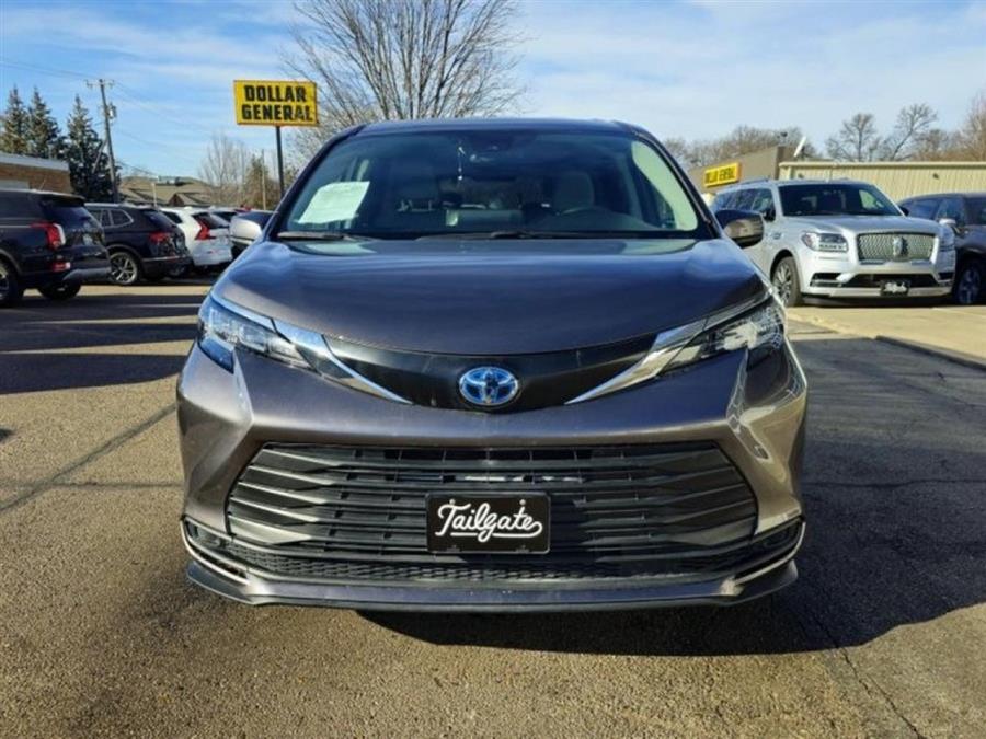 2023 Toyota Sienna LE photo