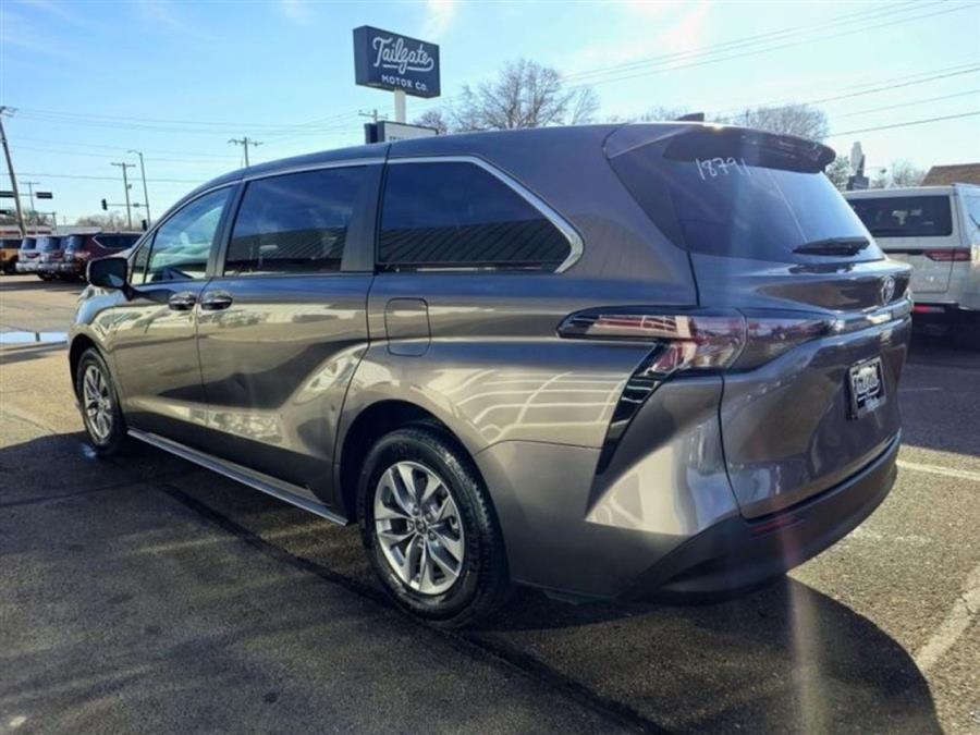 2023 Toyota Sienna LE photo