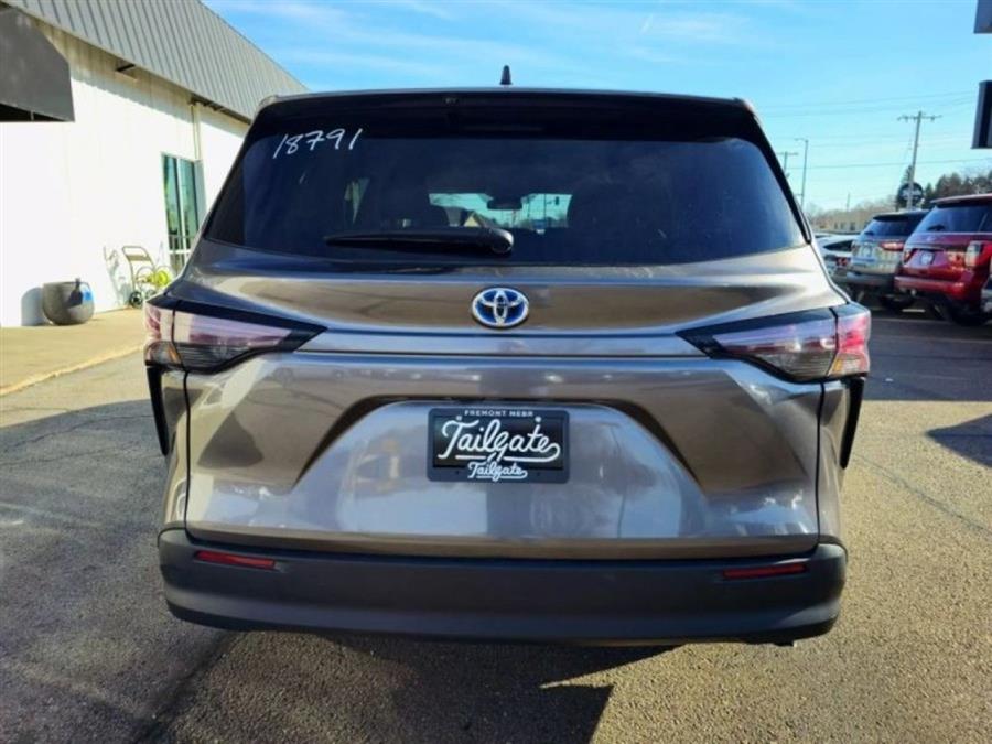2023 Toyota Sienna LE photo