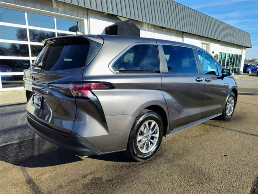 2023 Toyota Sienna LE photo