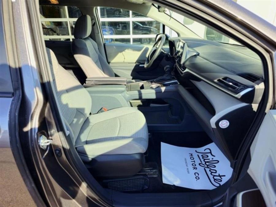 2023 Toyota Sienna LE photo
