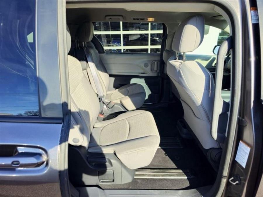 2023 Toyota Sienna LE photo