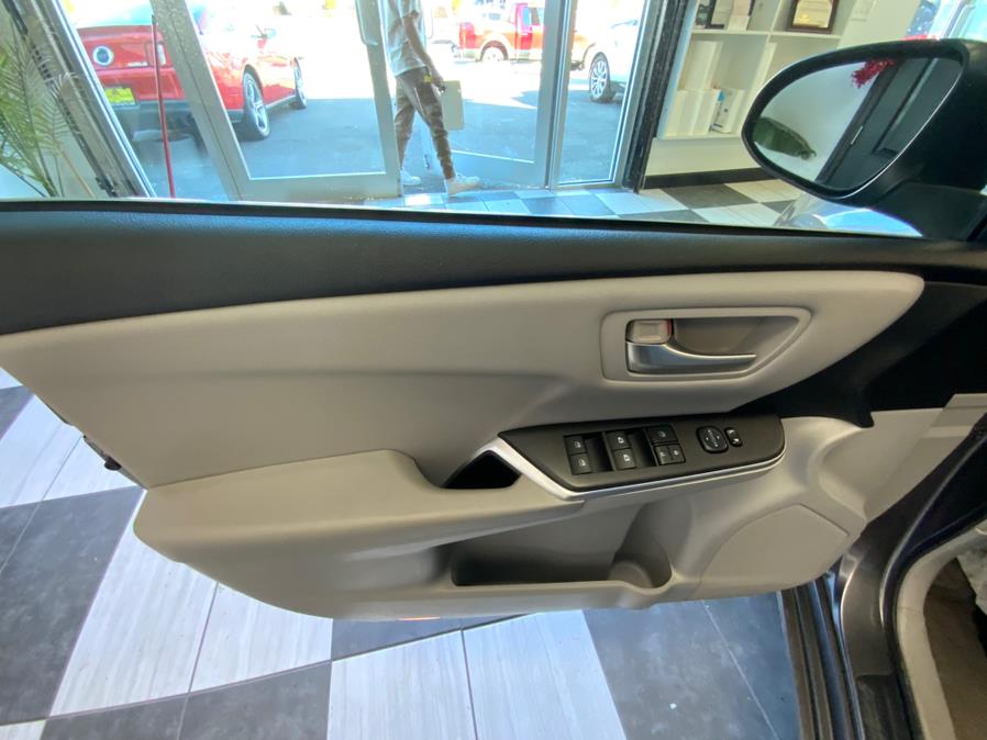2016 Toyota Camry 4dr Sdn I4 Auto LE (Natl) photo