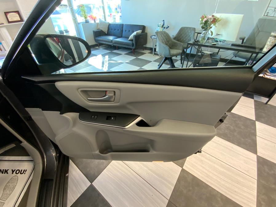 2016 Toyota Camry 4dr Sdn I4 Auto LE (Natl) photo