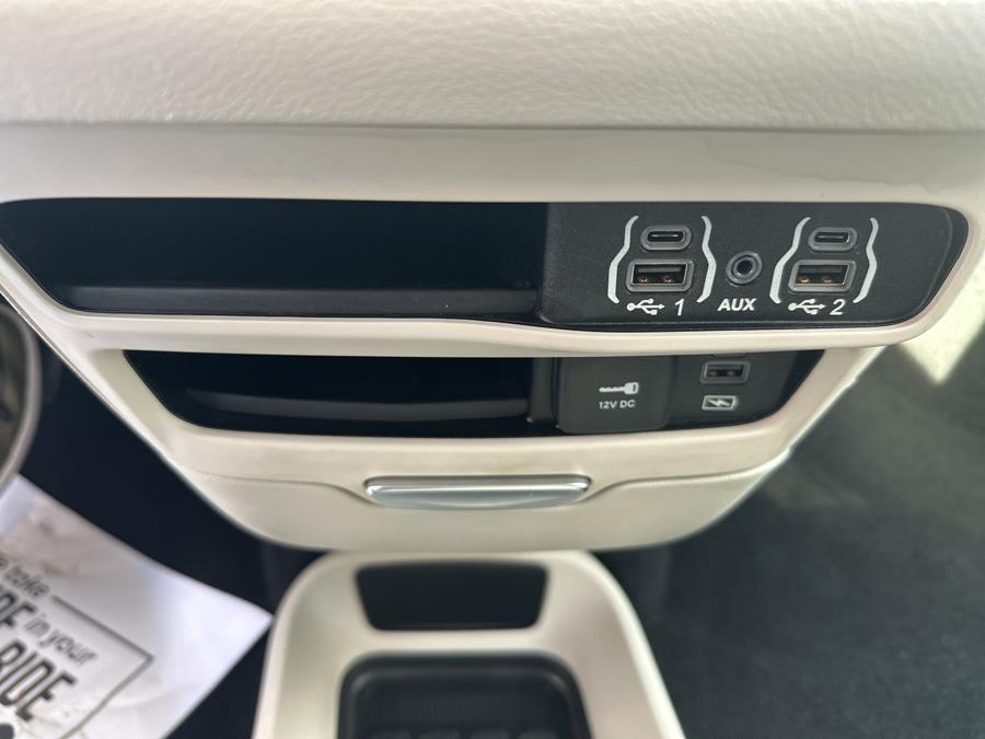 2022 Chrysler Pacifica Touring L photo