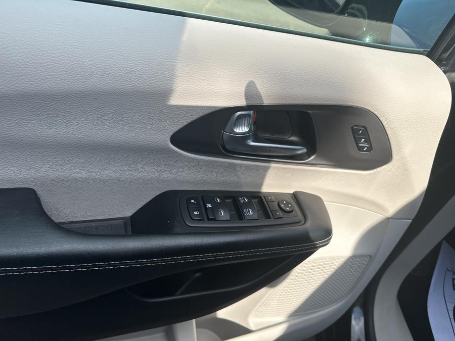 2022 Chrysler Pacifica Touring L photo