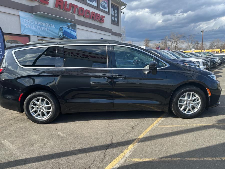 2022 Chrysler Pacifica Touring L photo