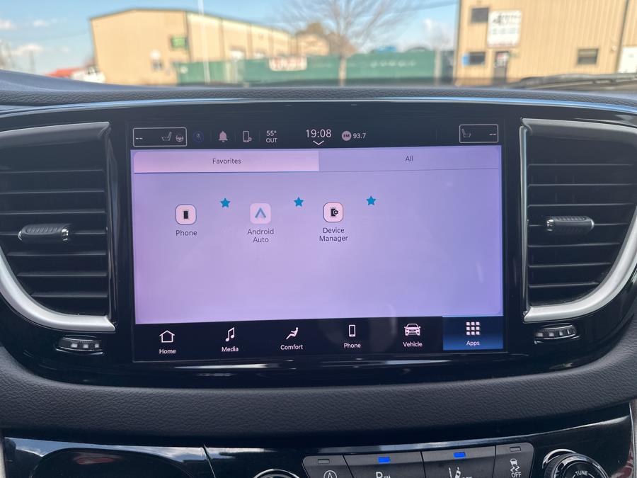 2022 Chrysler Pacifica Touring L photo