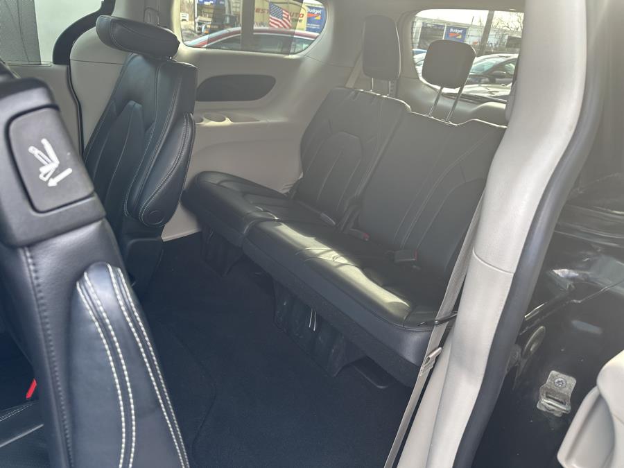 2022 Chrysler Pacifica Touring L photo