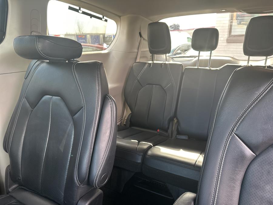 2022 Chrysler Pacifica Touring L photo
