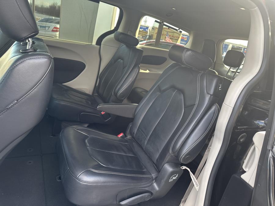 2022 Chrysler Pacifica Touring L photo