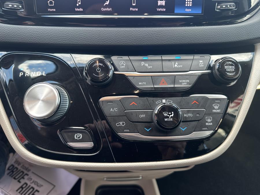 2022 Chrysler Pacifica Touring L photo