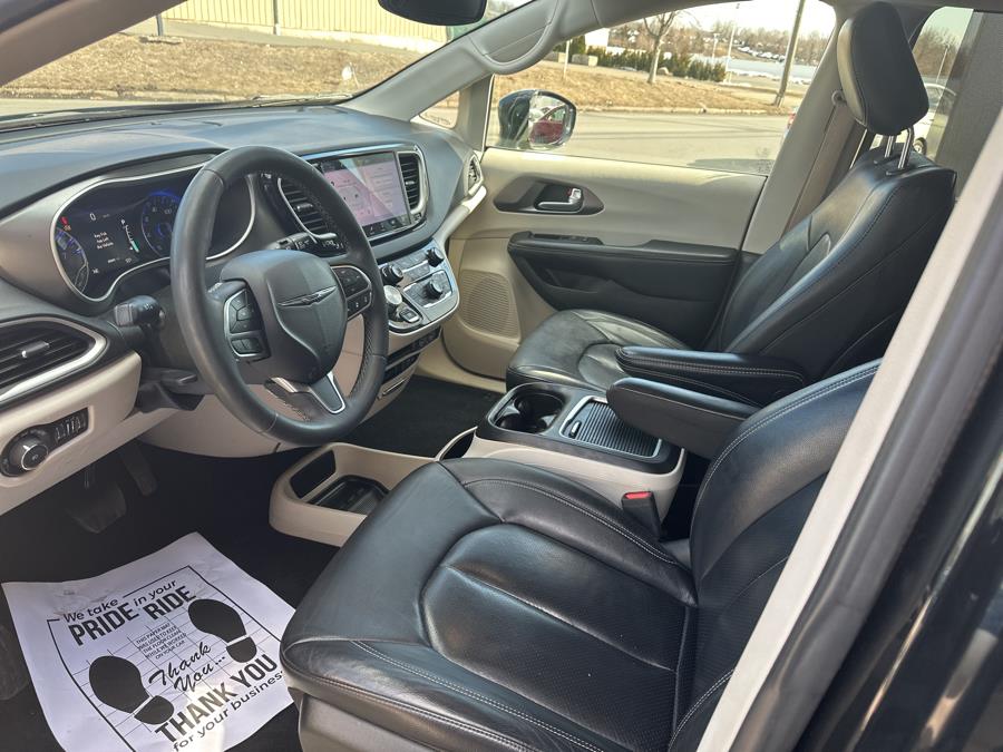 2022 Chrysler Pacifica Touring L photo