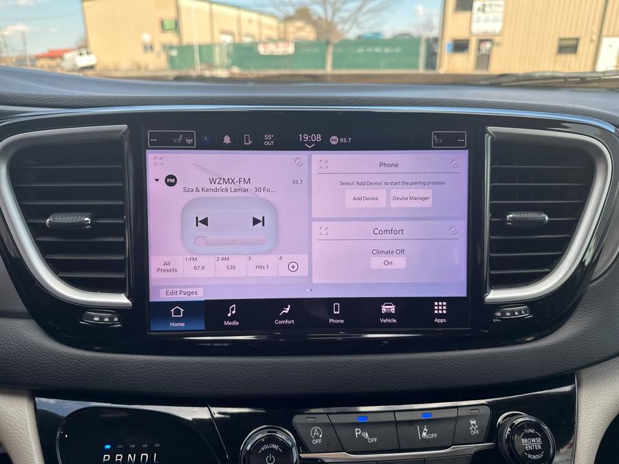 2022 Chrysler Pacifica Touring L photo