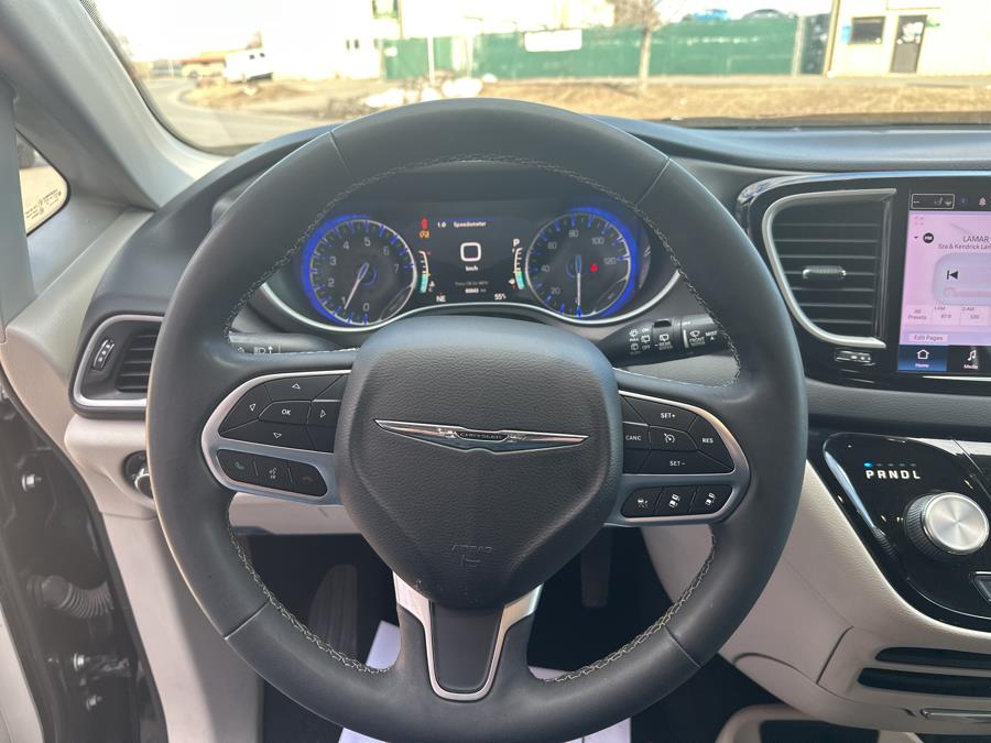 2022 Chrysler Pacifica Touring L photo