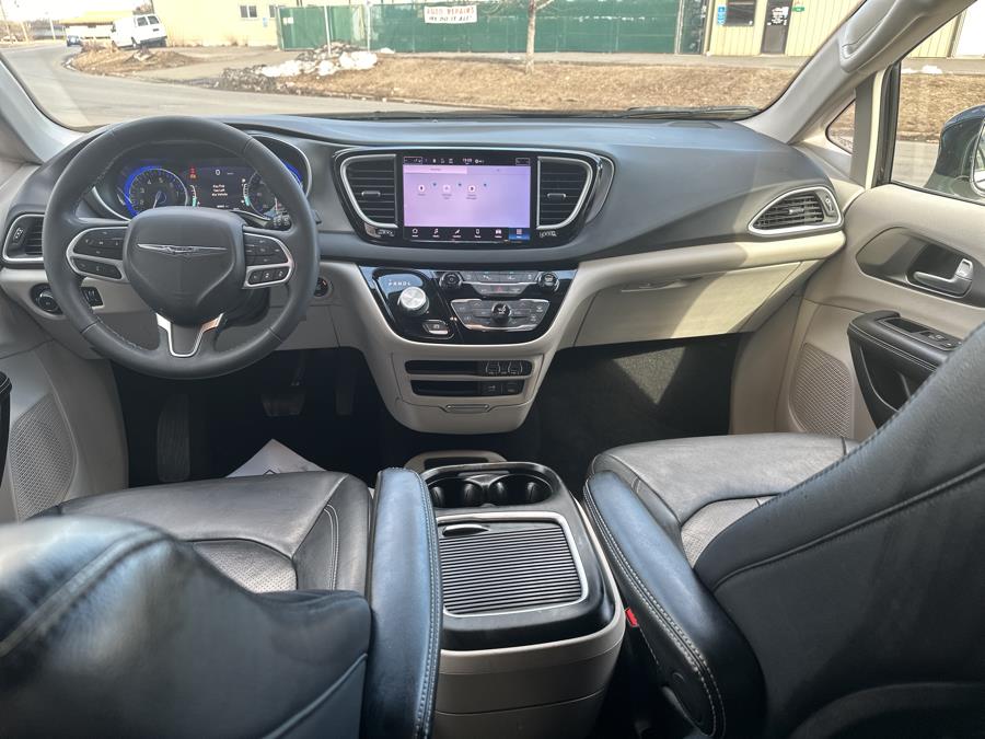 2022 Chrysler Pacifica Touring L photo