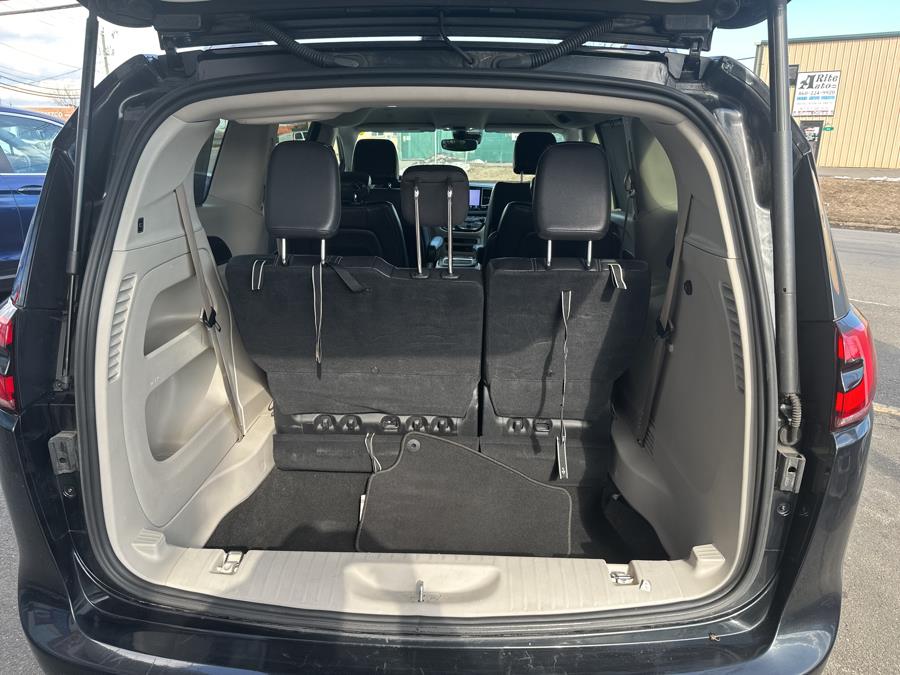2022 Chrysler Pacifica Touring L photo
