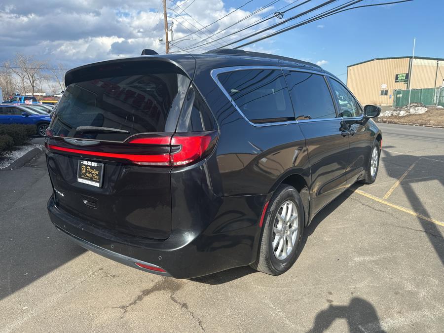 2022 Chrysler Pacifica Touring L photo