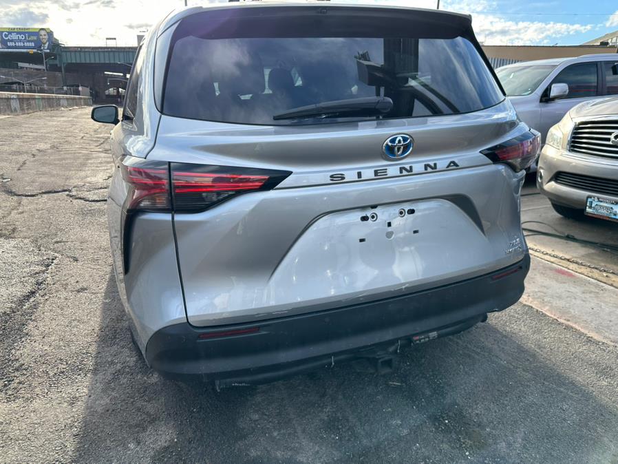 2021 Toyota Sienna XLE FWD 8-Passenger (Natl) photo
