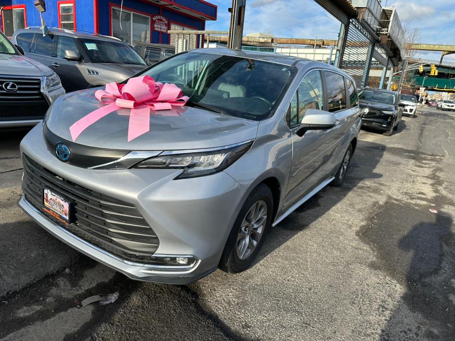 2021 Toyota Sienna XLE FWD 8-Passenger (Natl) photo