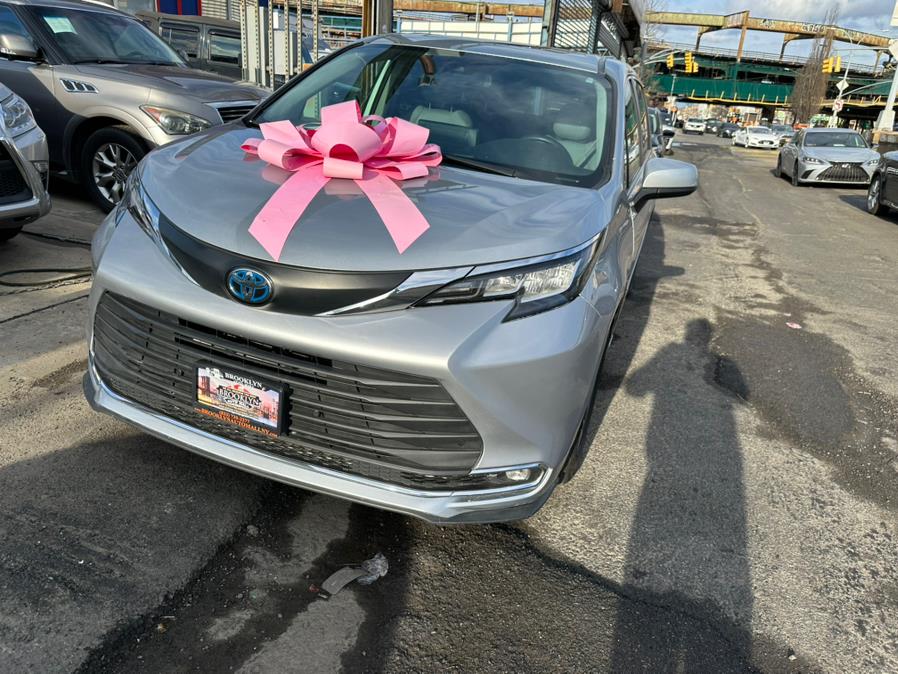 2021 Toyota Sienna XLE FWD 8-Passenger (Natl) photo