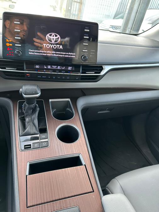 2021 Toyota Sienna XLE FWD 8-Passenger (Natl) photo