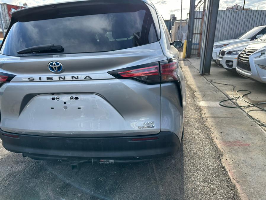 2021 Toyota Sienna XLE FWD 8-Passenger (Natl) photo