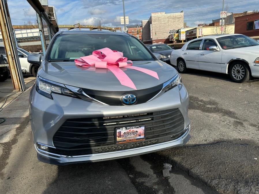 2021 Toyota Sienna XLE FWD 8-Passenger (Natl) photo
