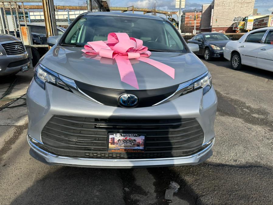 2021 Toyota Sienna XLE FWD 8-Passenger (Natl) photo