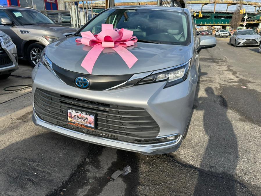 2021 Toyota Sienna XLE FWD 8-Passenger (Natl) photo