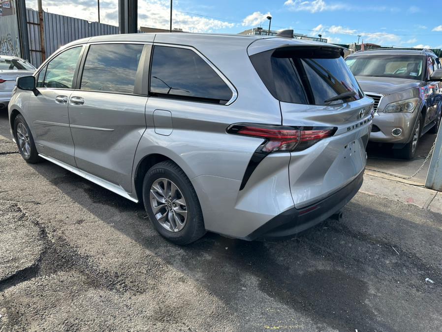 2021 Toyota Sienna XLE FWD 8-Passenger (Natl) photo