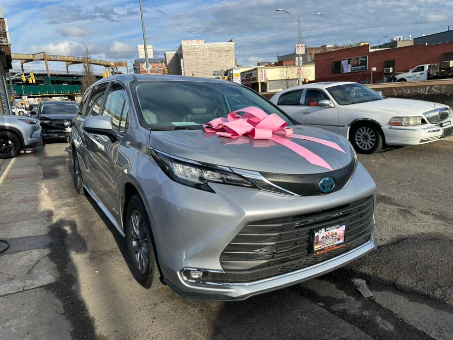2021 Toyota Sienna XLE FWD 8-Passenger (Natl) photo