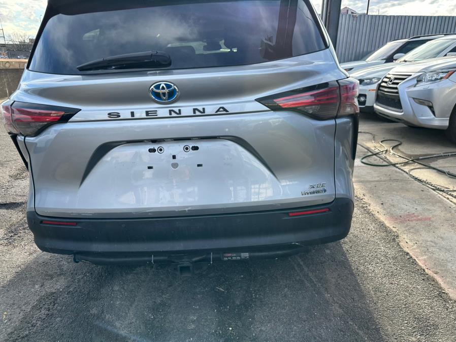 2021 Toyota Sienna XLE FWD 8-Passenger (Natl) photo