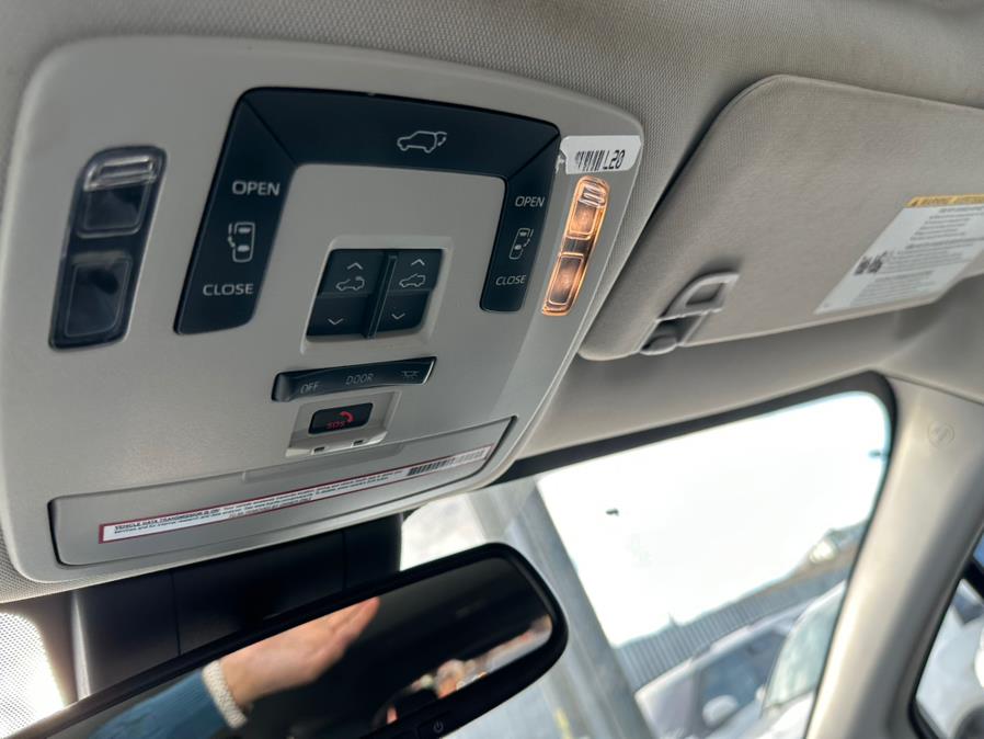2021 Toyota Sienna XLE FWD 8-Passenger (Natl) photo