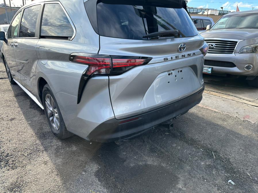 2021 Toyota Sienna XLE FWD 8-Passenger (Natl) photo