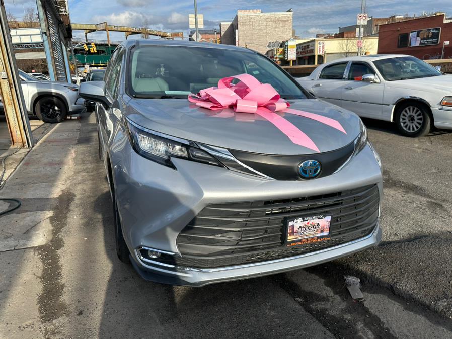 2021 Toyota Sienna XLE FWD 8-Passenger (Natl) photo