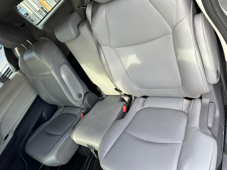 2021 Toyota Sienna XLE FWD 8-Passenger (Natl) photo
