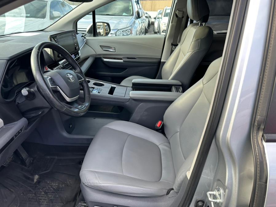2021 Toyota Sienna XLE FWD 8-Passenger (Natl) photo