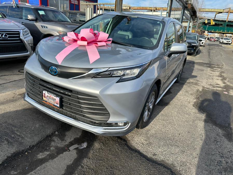 2021 Toyota Sienna XLE FWD 8-Passenger (Natl) photo