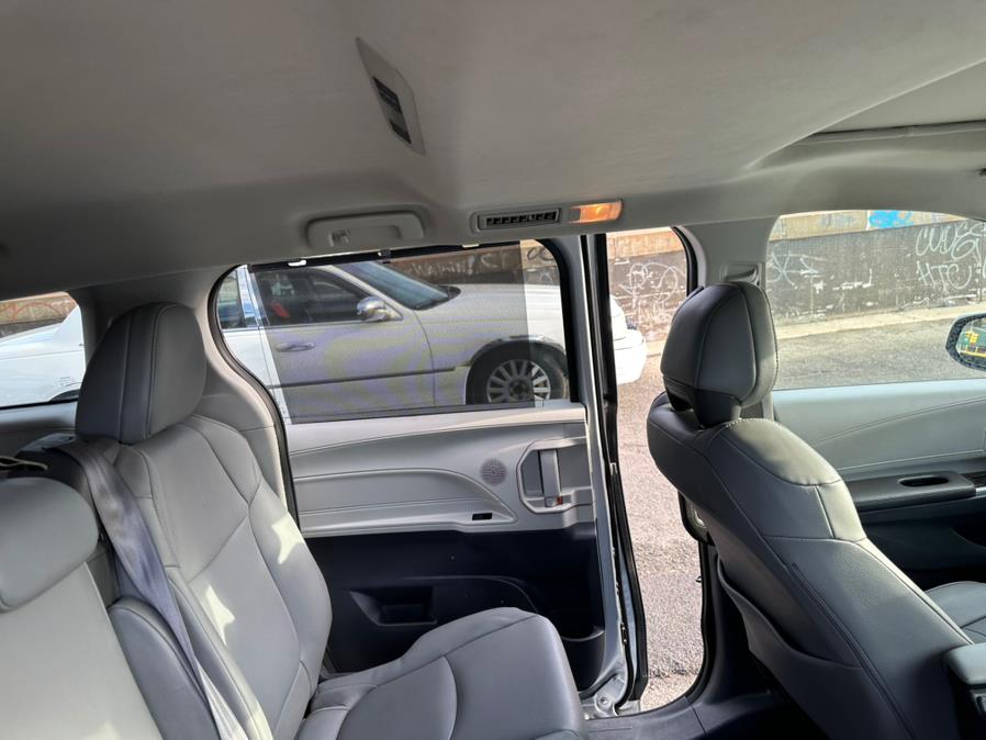 2021 Toyota Sienna XLE FWD 8-Passenger (Natl) photo